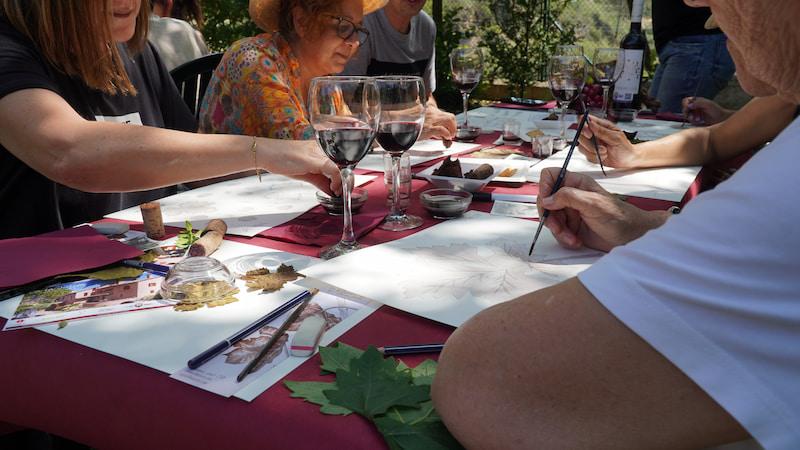 Enoturistes pintant amb vi DO Pla de Bages a la casa rural Ca la Julita